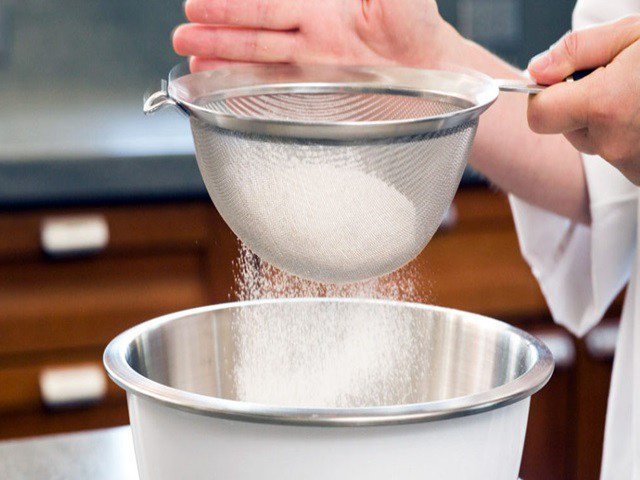 Lọc bột gạo ăn dặm qua rây mịn để đảm bảo độ sánh