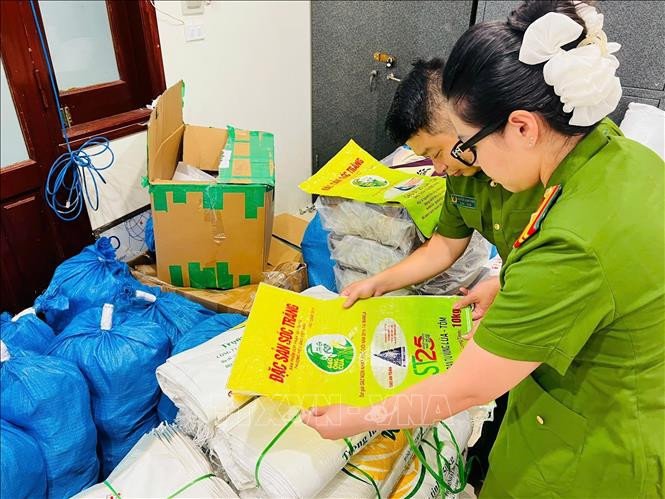 Lực lượng chức năng kiểm tra bao bì gạo giả ST25 tại Hà Nội