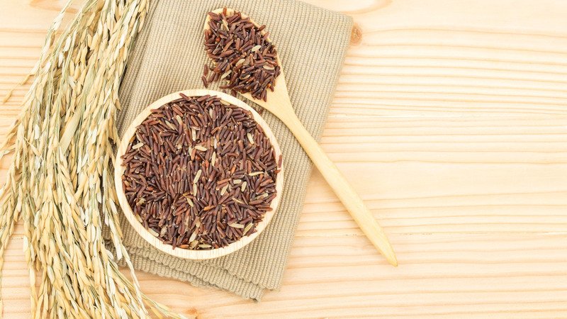Mẹ bầu ăn gạo lứt giúp giảm cholesterol xấu và bảo vệ tim mạch