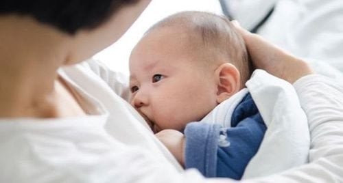 Mẹ ôm con bú đúng tư thế, giúp sữa mẹ đặc hơn và bé nhận đủ sữa cuối
