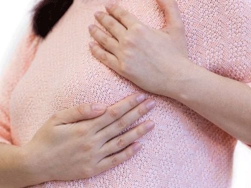 Người mẹ đang cho con bú, minh họa yếu tố ảnh hưởng đến sữa mẹ màu trắng như nước gạo