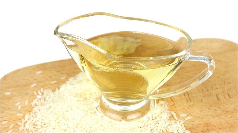 Người phụ nữ vui vẻ với táo và thước dây, minh họa hành trình giảm cân bền vững bằng giấm