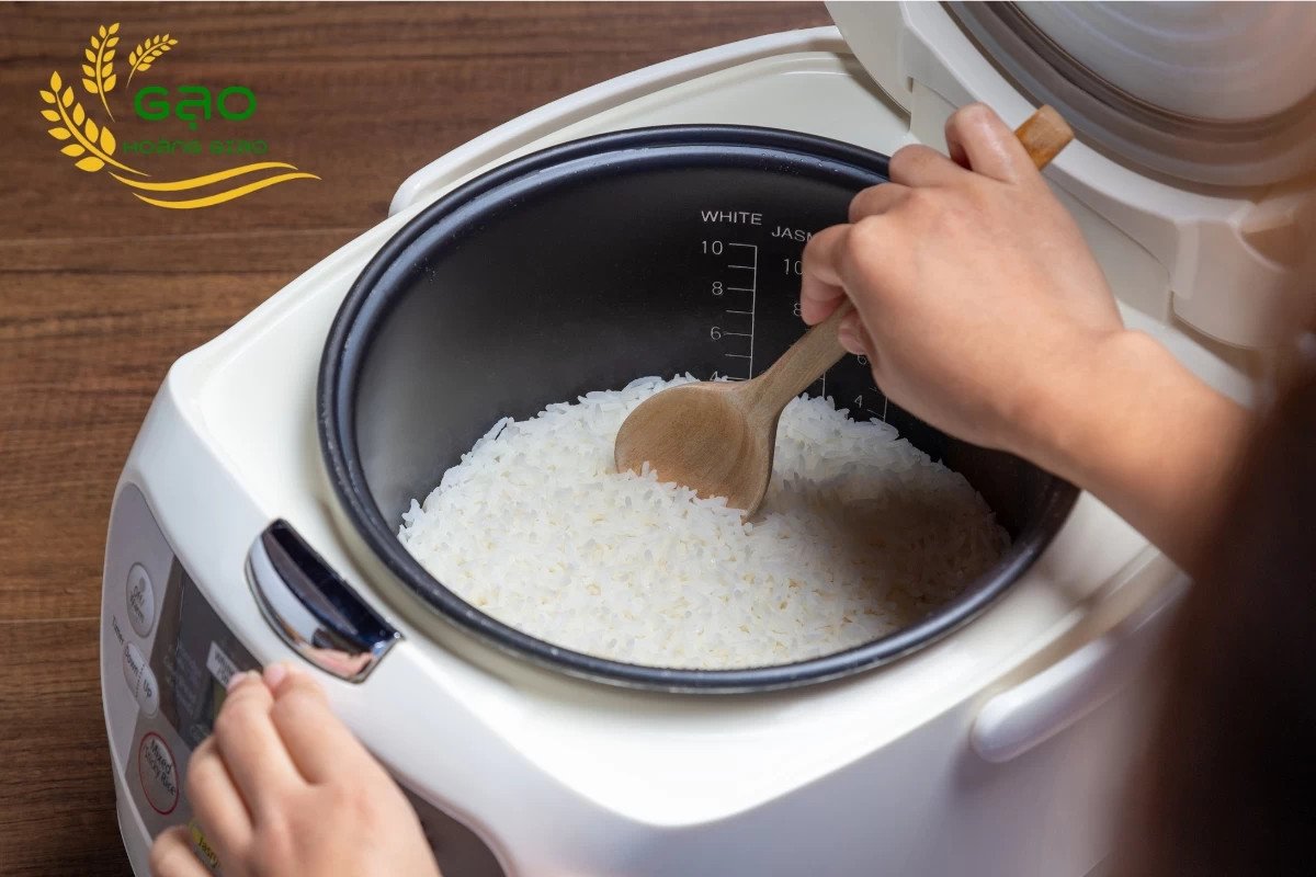 Nồi cơm Séng Cù nấu chín thơm lừng