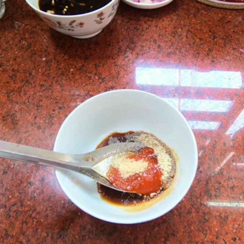 Pha nước sốt và xào rau củ cho bún gạo chay