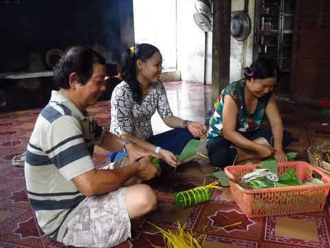 Quá trình gói bánh tét lá cẩm truyền thống tại Cần Thơ, lưu giữ hương vị ẩm thực độc đáo từ gạo trắng