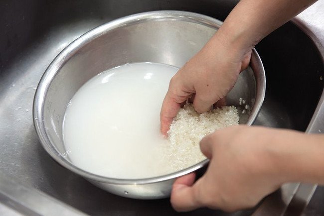 Sơ chế gạo cẩn thận trước khi chế biến bột gạo ăn dặm