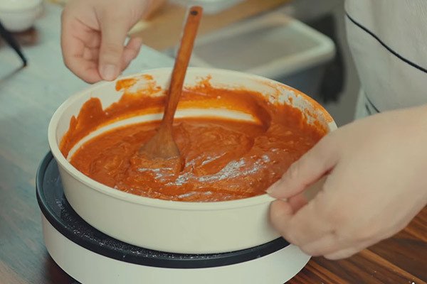Sốt bánh gạo cay đang được nấu