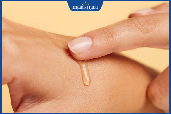 Thoa dầu cám gạo lên da để làm dịu và dưỡng ẩm