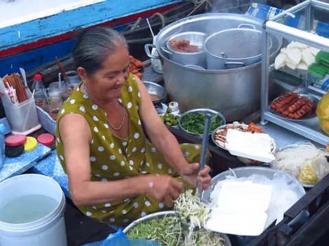 Thưởng thức tô hủ tiếu nóng hổi, bữa sáng đậm đà hương vị miền Tây ngay trên chợ nổi Cần Thơ