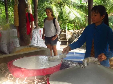 Trải nghiệm làm bánh tráng thủ công tại làng nghề truyền thống Cần Thơ, mang đậm dấu ấn gạo trắng