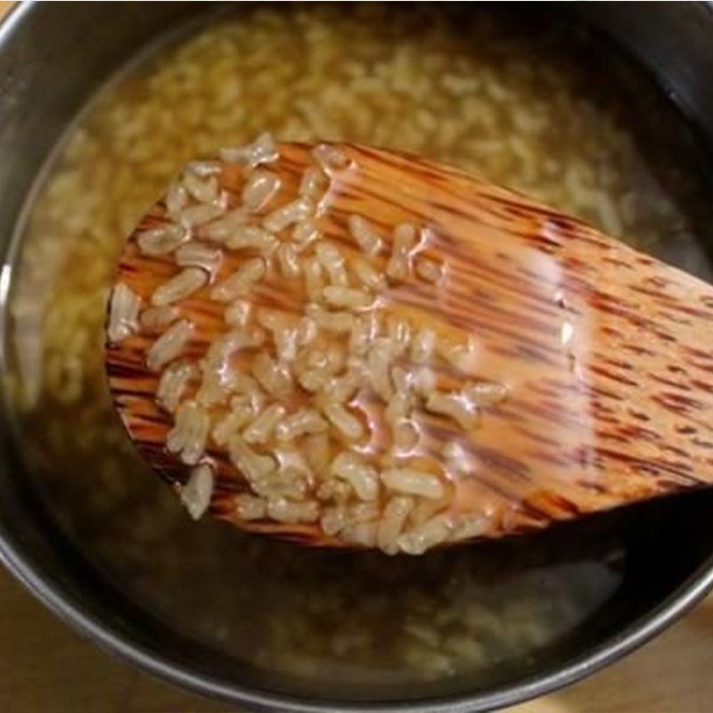 Trộn đều xôi nếp với nước đường để nấu chè gạo nếp gừng