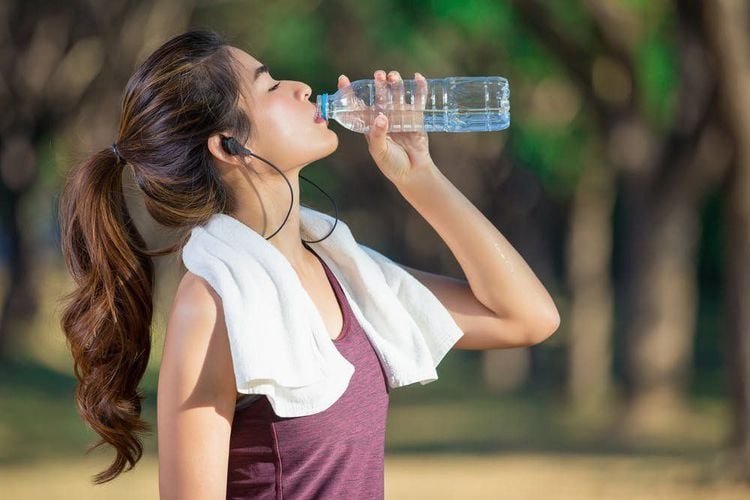 Uống không đủ lượng nước hàng ngày có thể là nguyên nhân gây nước tiểu đục