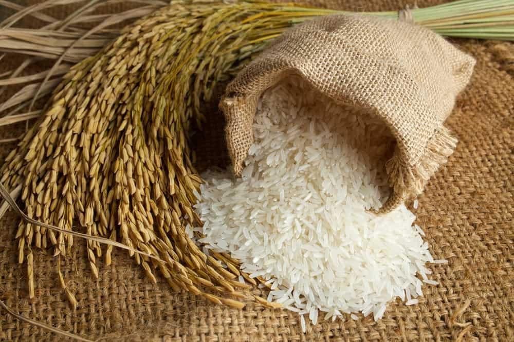 Uống nước gạo rang ấm để làm dịu dạ dày và hỗ trợ tiêu hóa
