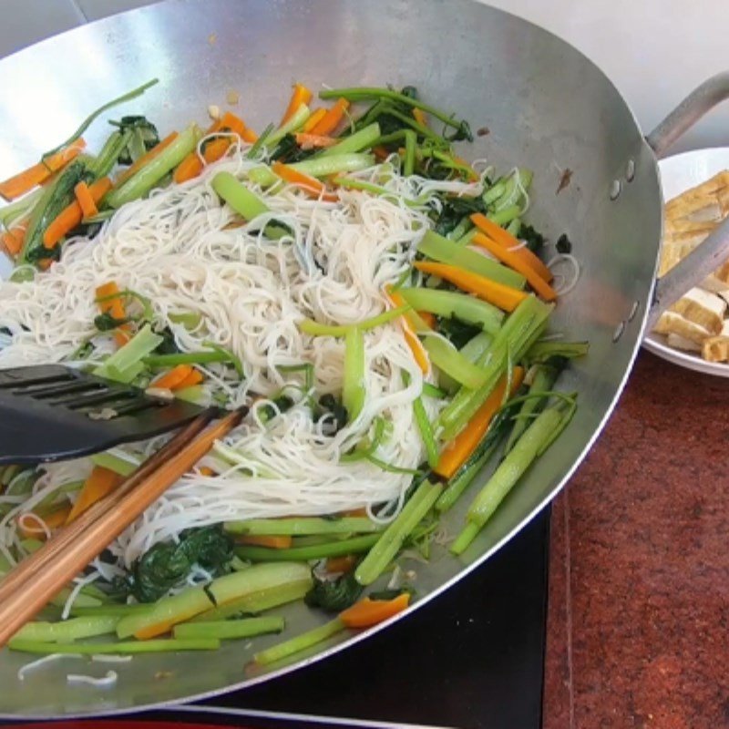 Xào bún gạo chay trên chảo lớn