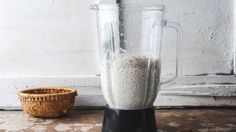 Xay gạo ướt để làm bột gạo ăn dặm tại nhà